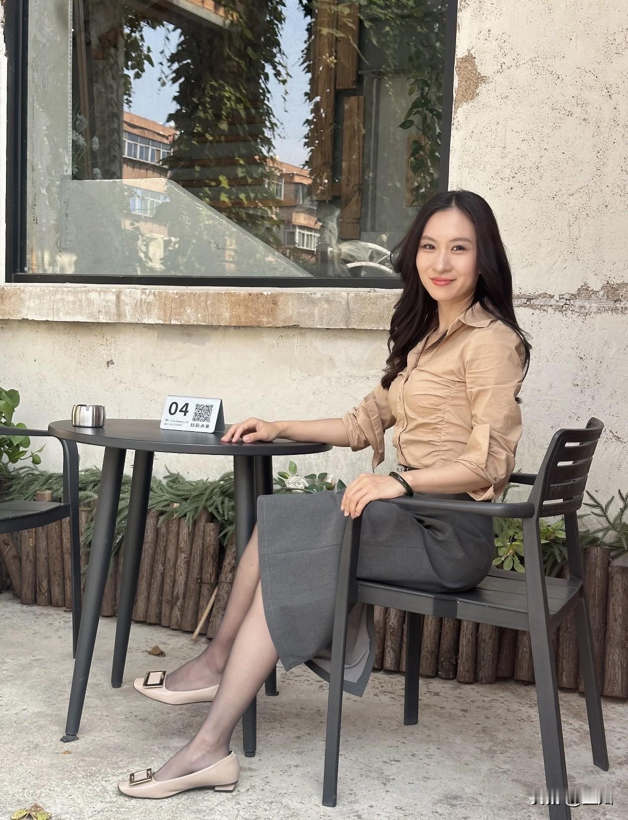 还可以选择套装，省去搭配烦恼。浅色系套装能让你秒变女神。掌握这些搭配技巧，轻松穿