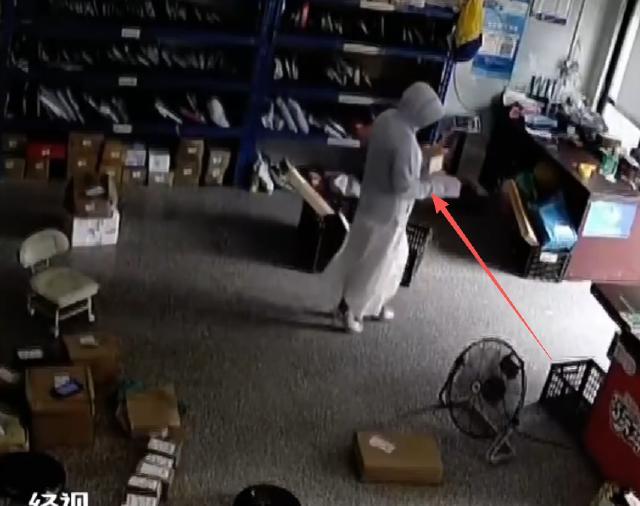 湖北武穴，城区某快递驿站报案称有三件快递被盗，其中数码相机售价三千多元。民警调取