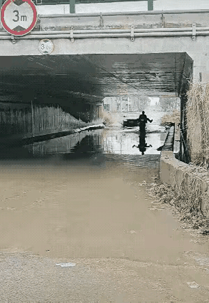 被溅一身泥水，看男子的口型在说啥？