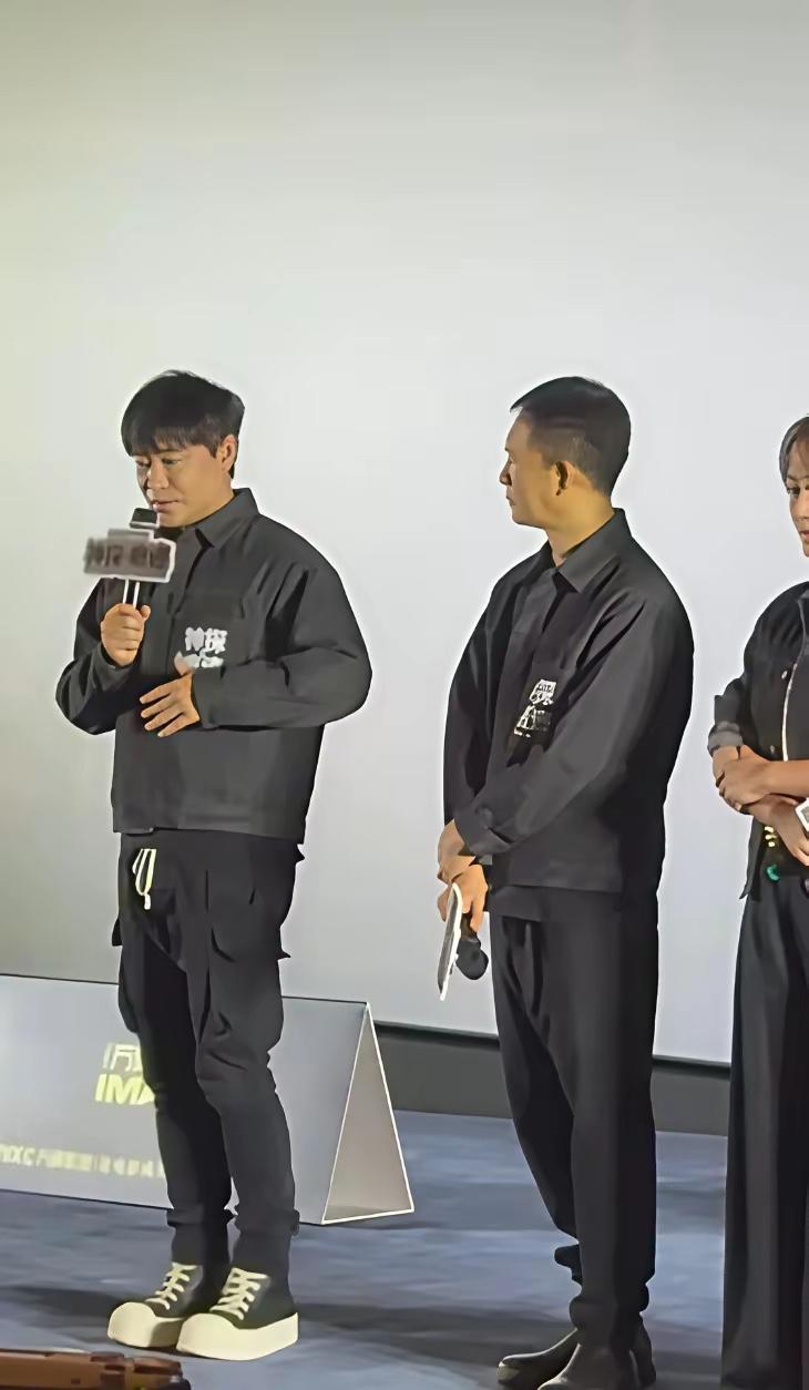 陈思诚出席活动脚上那厚底鞋真的给我看愣了？目测至少有5cm的内增高，他那股不