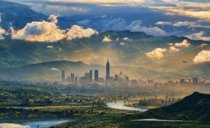 双尾蝎淡水河口这张图有个非常有意思的地方。对比图一、图二和图三，图三由近及远