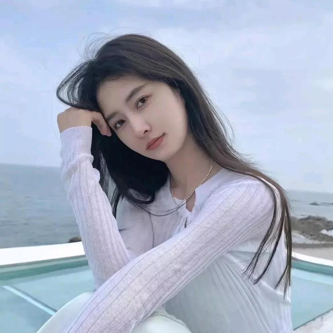 海边休闲时光，温柔的海风轻抚发梢，宁静的午后，享受片刻的美好。海边温柔风晚间的