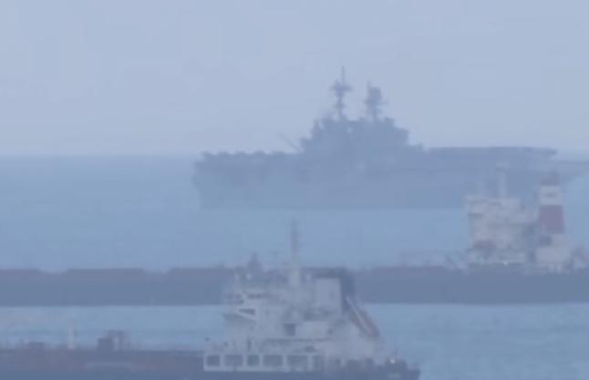 新加坡附近的监控摄像头显示，3月17日，美国海军“的黎波里”号两栖攻击舰已