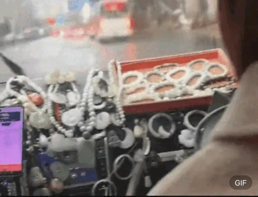 大开眼界！上海，男子去坐出租车，一打开车门，映入眼帘的是：车上密密麻麻挂满了各种