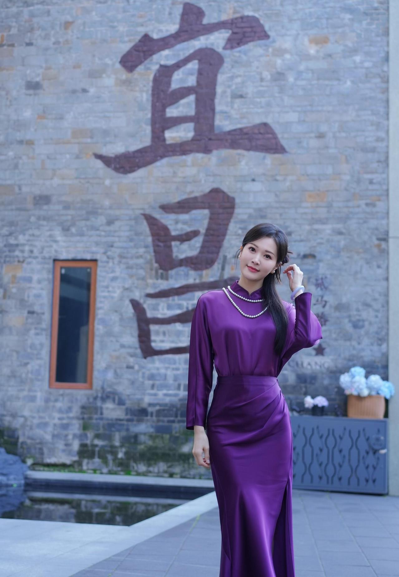 主持人谢映玲紫色旗袍穿搭真有韵味！