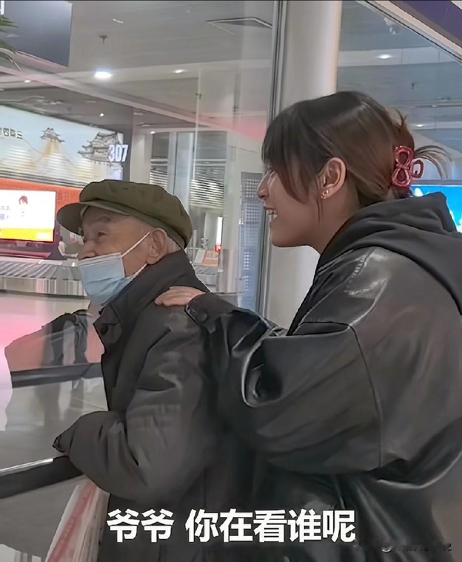 一声“爷爷太想你了”火上了人民日报，也彻底让无数人泪崩！近日，陕西咸阳一名88岁