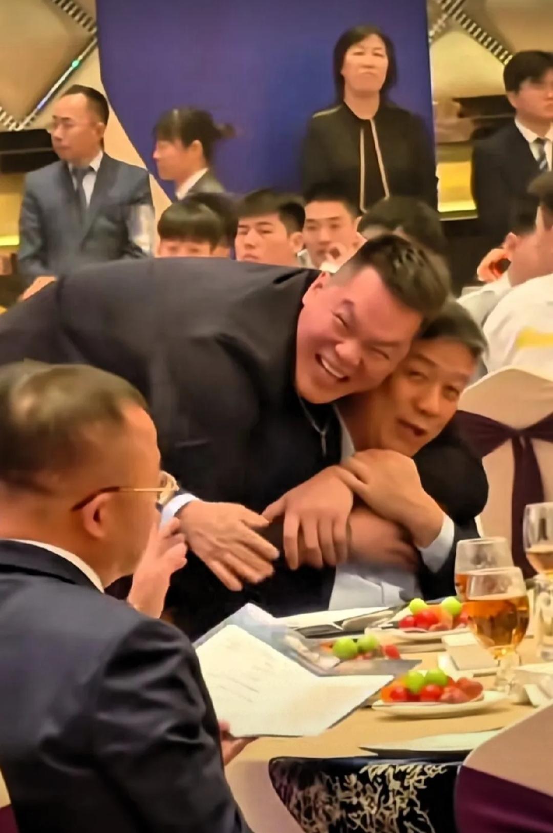 昨晚宴会上，一位接近宏远内部的知情人士喝多了透露：我刚知道：朱芳雨搂着东莞首富