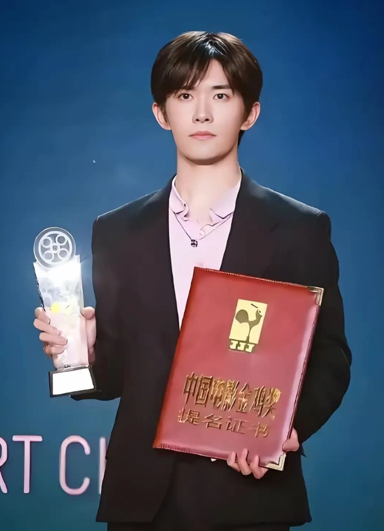 在娱乐圈，我估计很多年轻男演员都恨透了易烊千玺。因为他这人太卷了，卷的他们情何