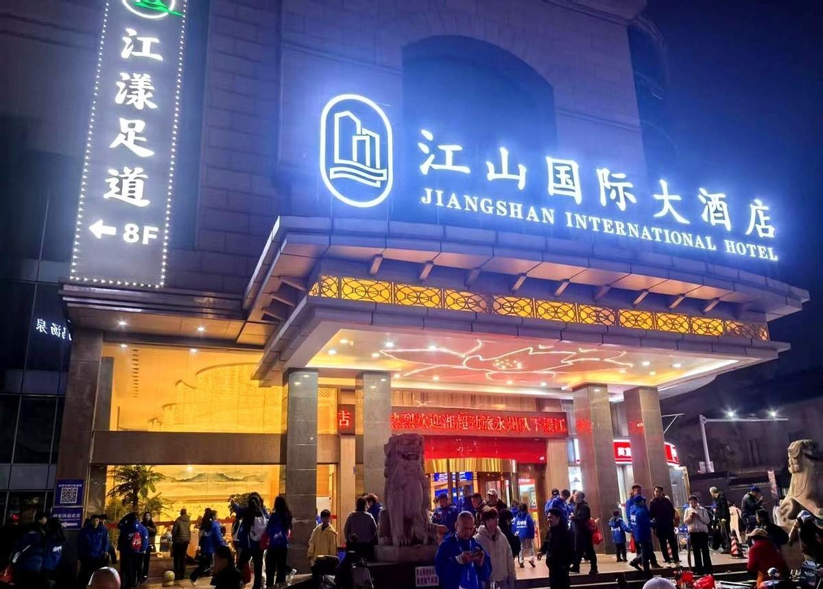 这不是中超。但永州体育中心被踩得震响，场外广场挤了黑压压一片人。他们盯着大屏