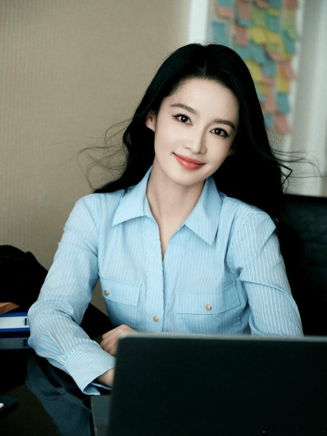 李沁幻视千金归来想看李沁再演一部都市剧李沁的仪态和眼神，简直是为都市千金量身定