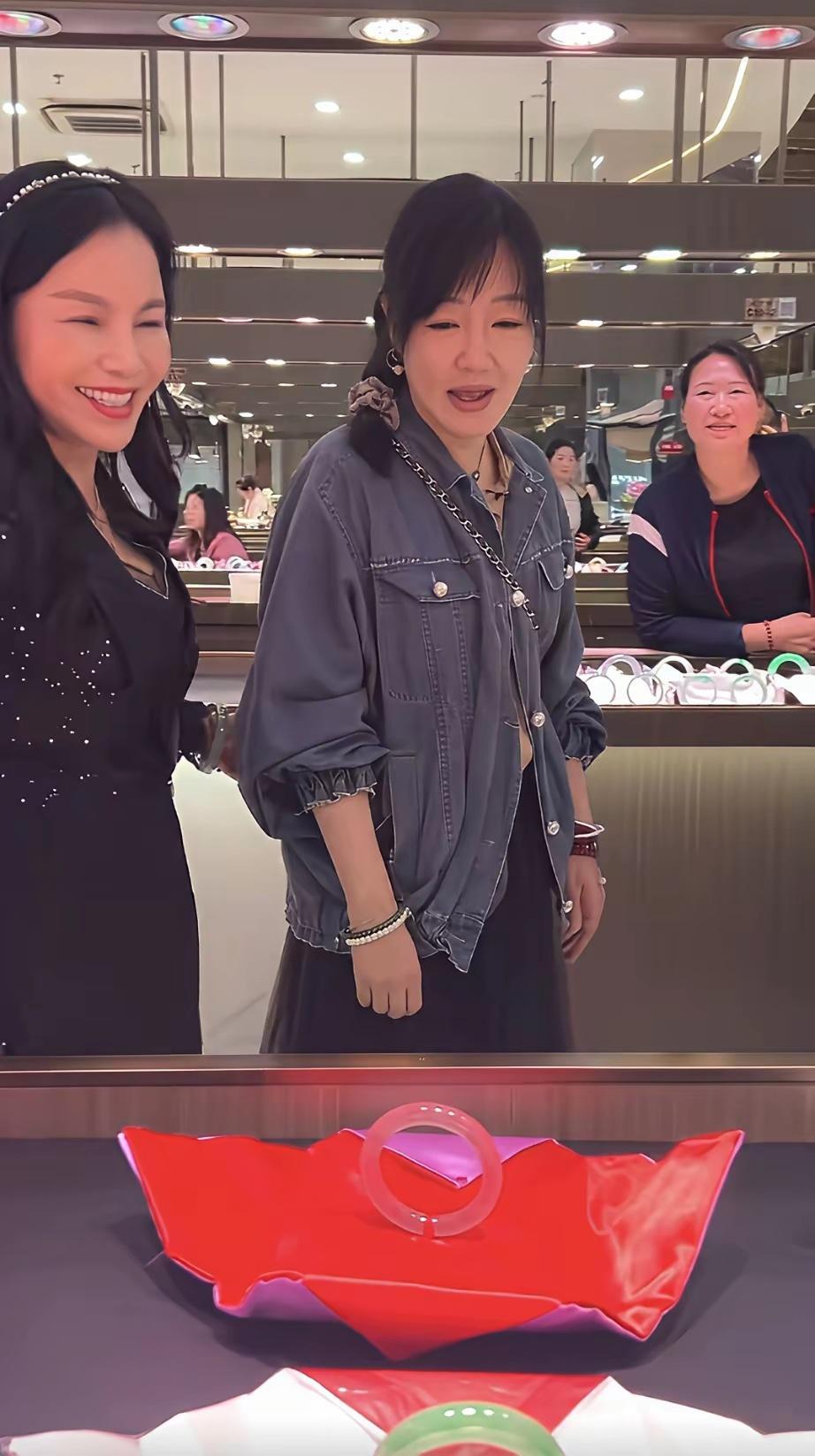 胡歌前女友薛佳凝被拍到现身佛山的一家珠宝商场买珠宝，48岁的她虽然没有结婚，没有