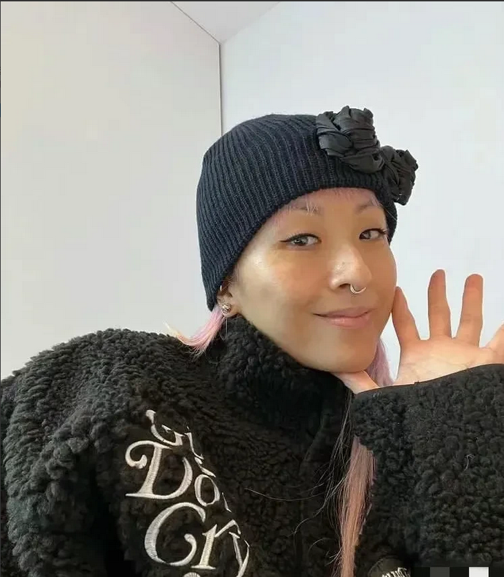 我一直感觉，要是她老公不是陈奕迅，可能形容她的就不是“潮”字了，这真的好看吗？