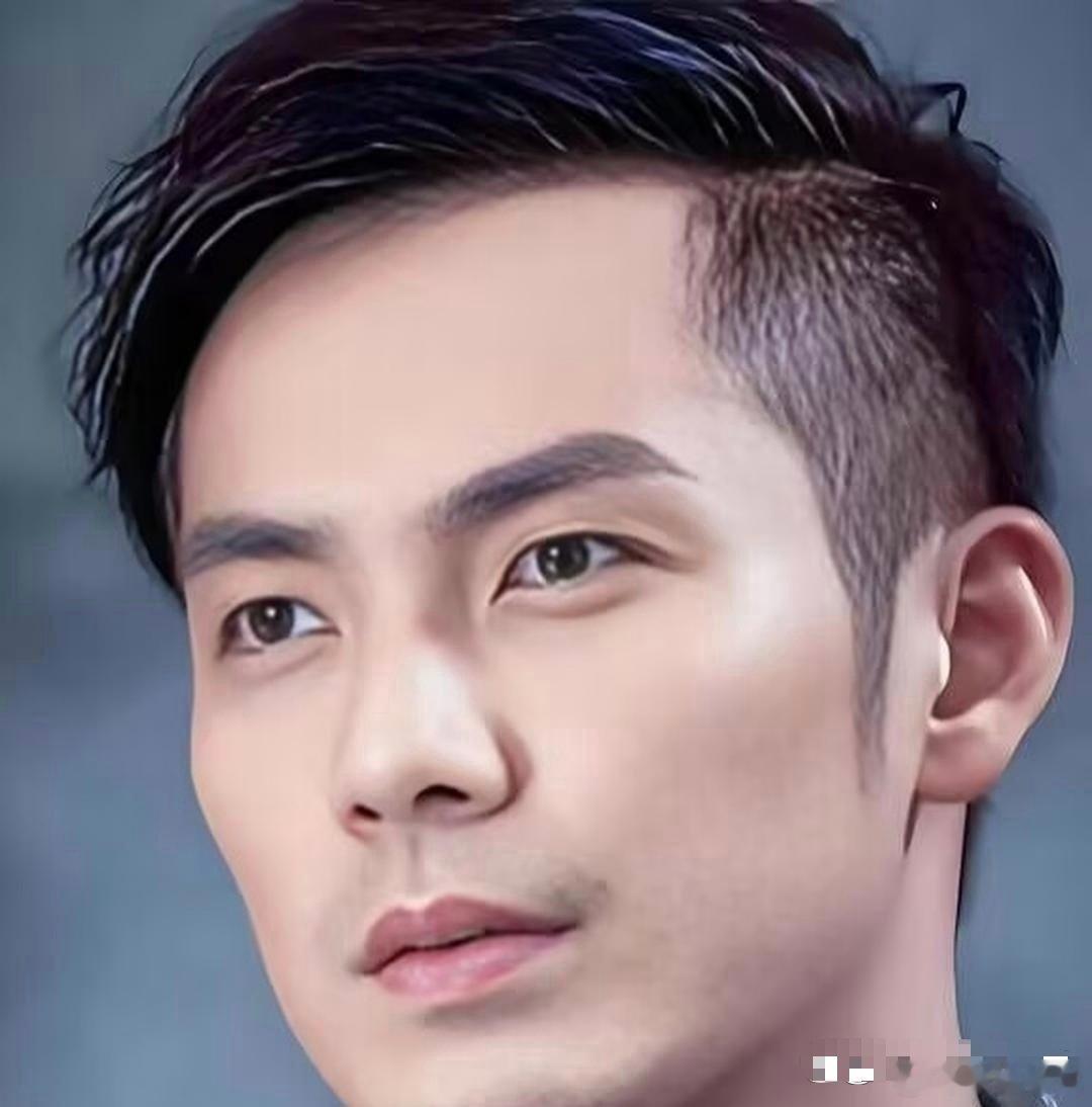 主持人问钟汉良：“唐嫣老漂亮了，你们拍那么多吻戏，你就没心动过？”钟汉良认真答：