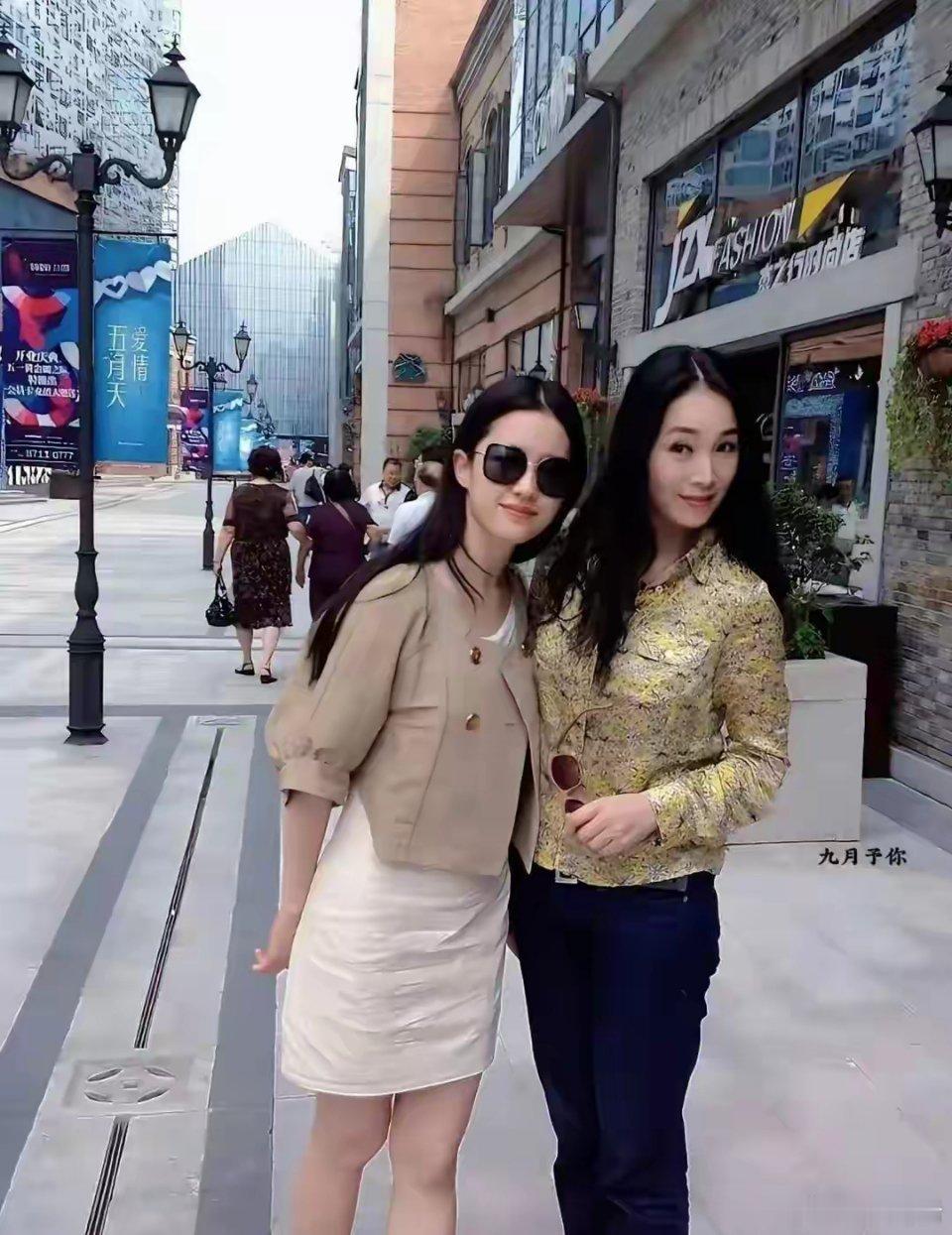 刘亦菲与小姨同框，小姨颜值惊艳碾压全场