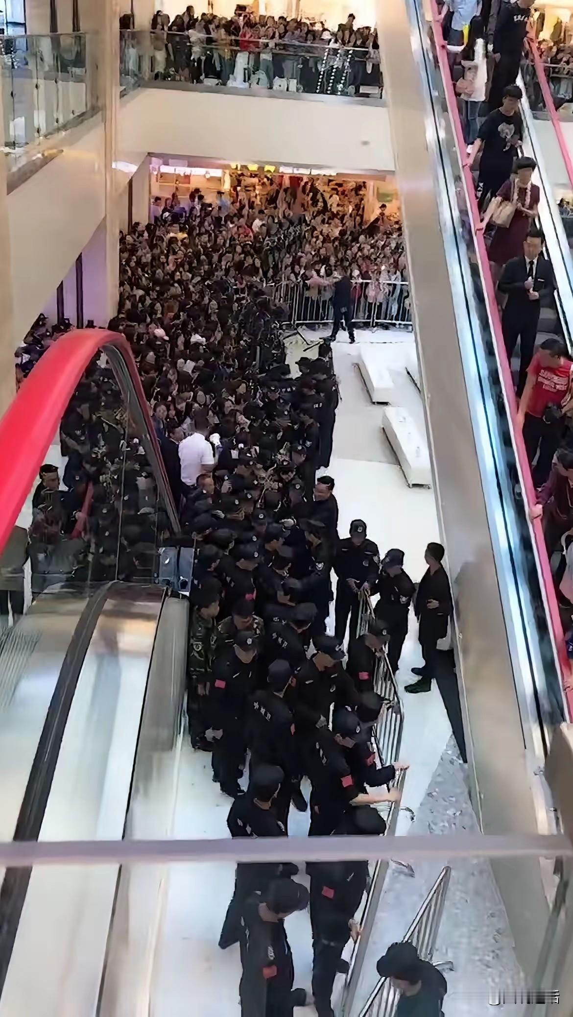 坠亡！真相待官方通报！7月1日，网传西安赛格国际购物中心发生一起人员坠楼事件。网