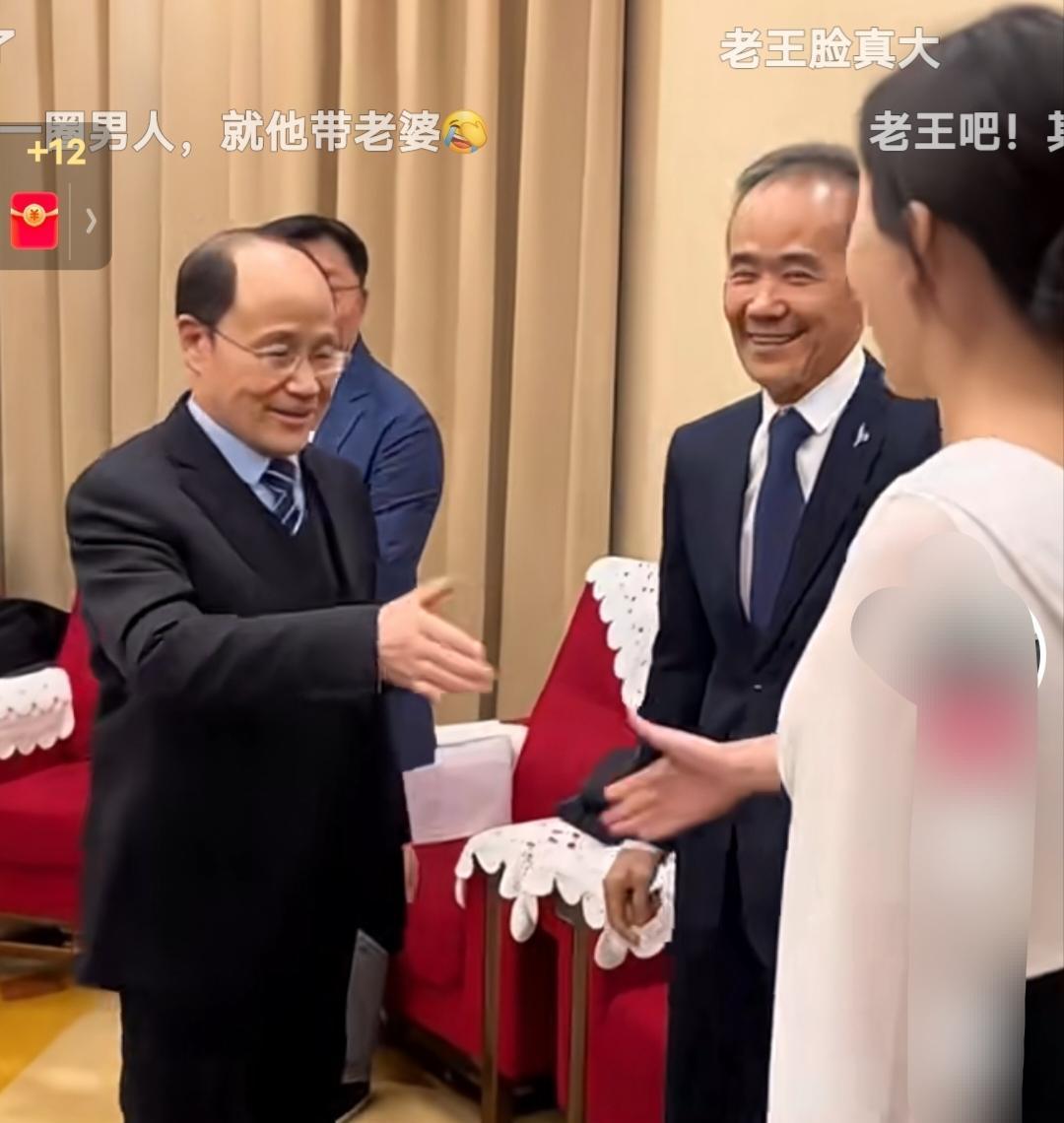 都以为田朴珺要被“扫地出门”了？醒醒吧！83岁王石在顶级饭局上的一个动作，直接