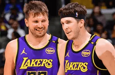 湖人记者发推晒出了一组卢卡-东契奇和奥斯汀-里夫斯相关的数据：赛季至今当东契