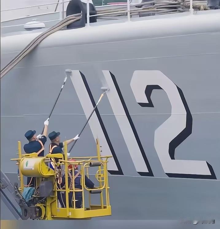 惜别“中华第一舰”，112哈尔滨舰功成身退，为何没能转入海警继续驰骋？看着照