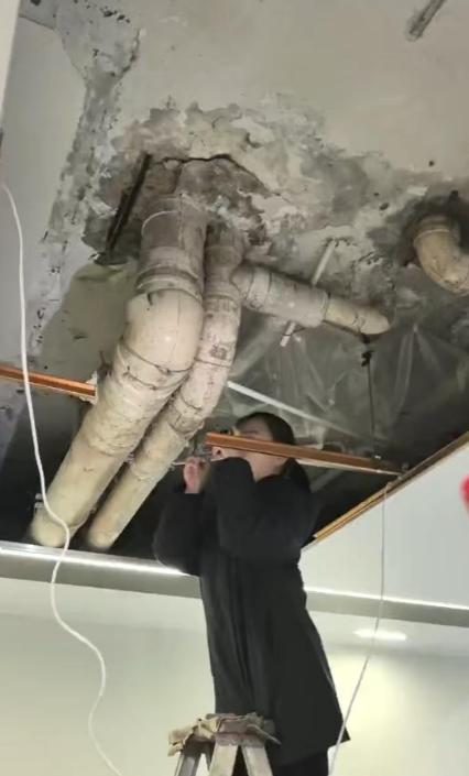 重庆万州，女子因搬家以40万的价格，卖掉了154平的学区房，买家装修后，以69.