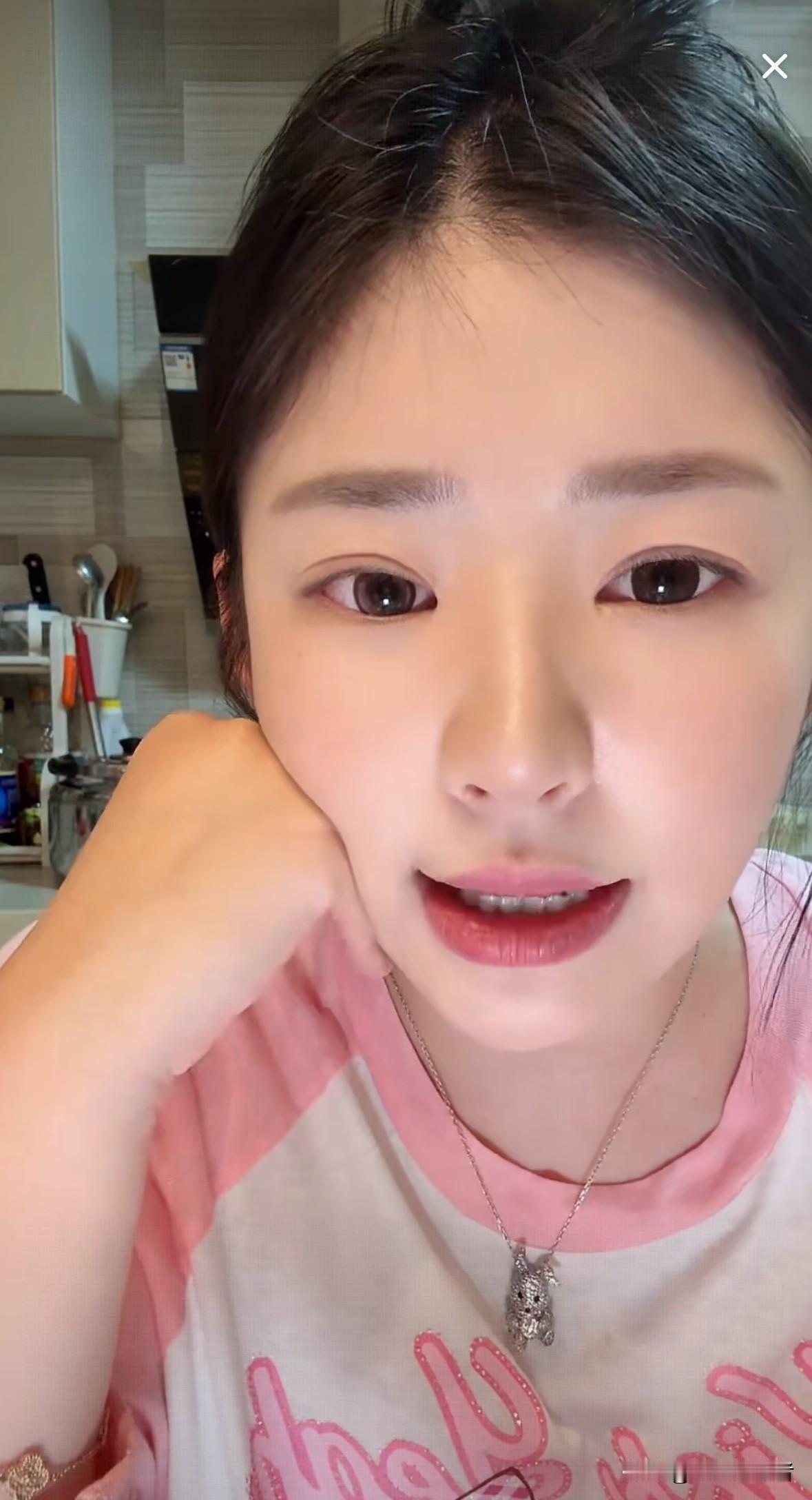 今晚，黄一鸣在直播时哽咽地说，她妈妈比黑子还要黑，经常打击她。昨晚她跟她妈妈吵