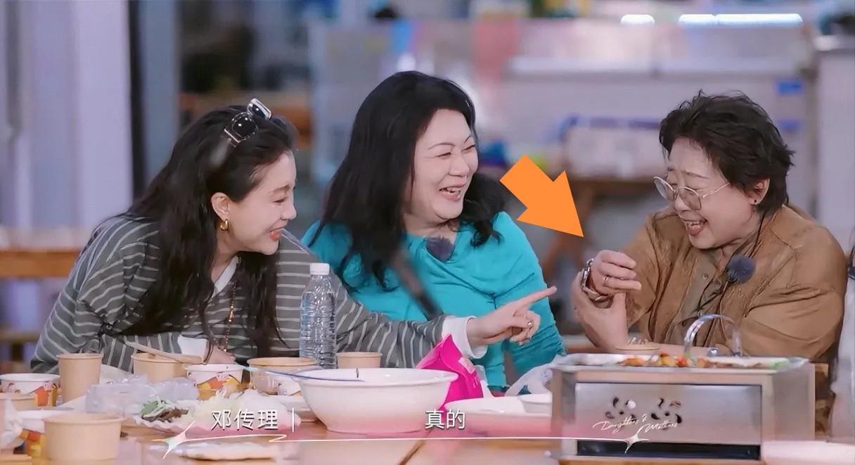 黄圣依看到妈妈这个举动，整个人都“懵”了？  李嘉格：黄圣依的妈妈，