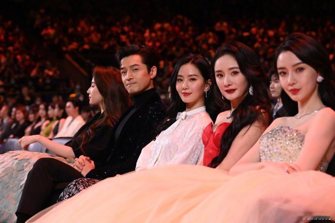 我看了一下前年微博之夜的位置，胡歌是二排C位，副C分别是刘亦菲和刘诗诗，杨幂还在