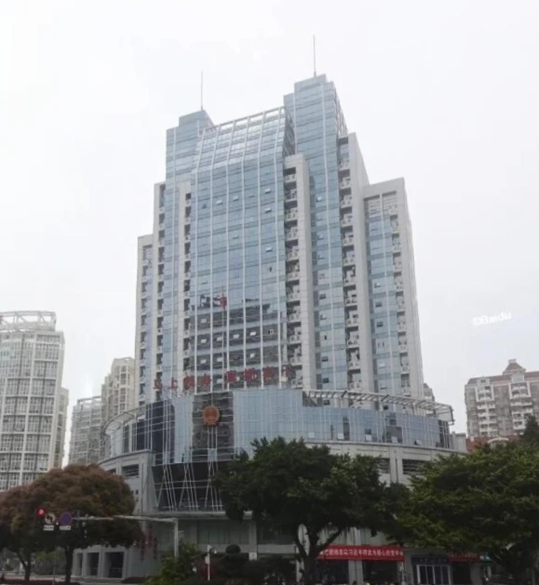 单位新来的97年女生，上班刚满一年，就开了辆新款奔驰C级来上班。同事们私下都挺惊讶，后来一问才知道，