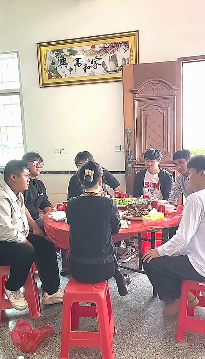 一桌年轻人，没一个结婚的，都三十多了！来了一个刚离婚的小少妇，他们都激动坏了！