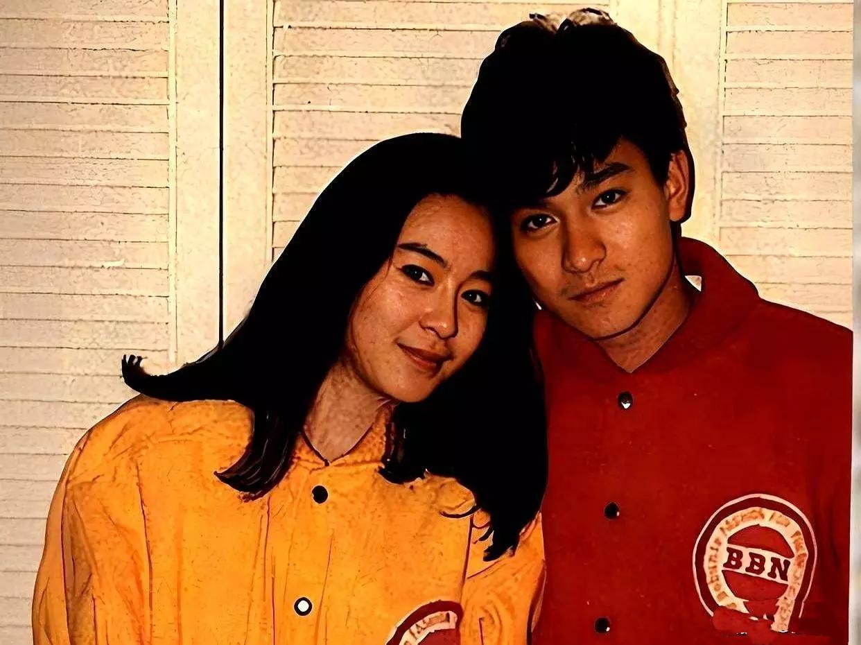 四十年深情终官宣，刘德华朱丽倩合照破防全网2025年10月29日，64岁的