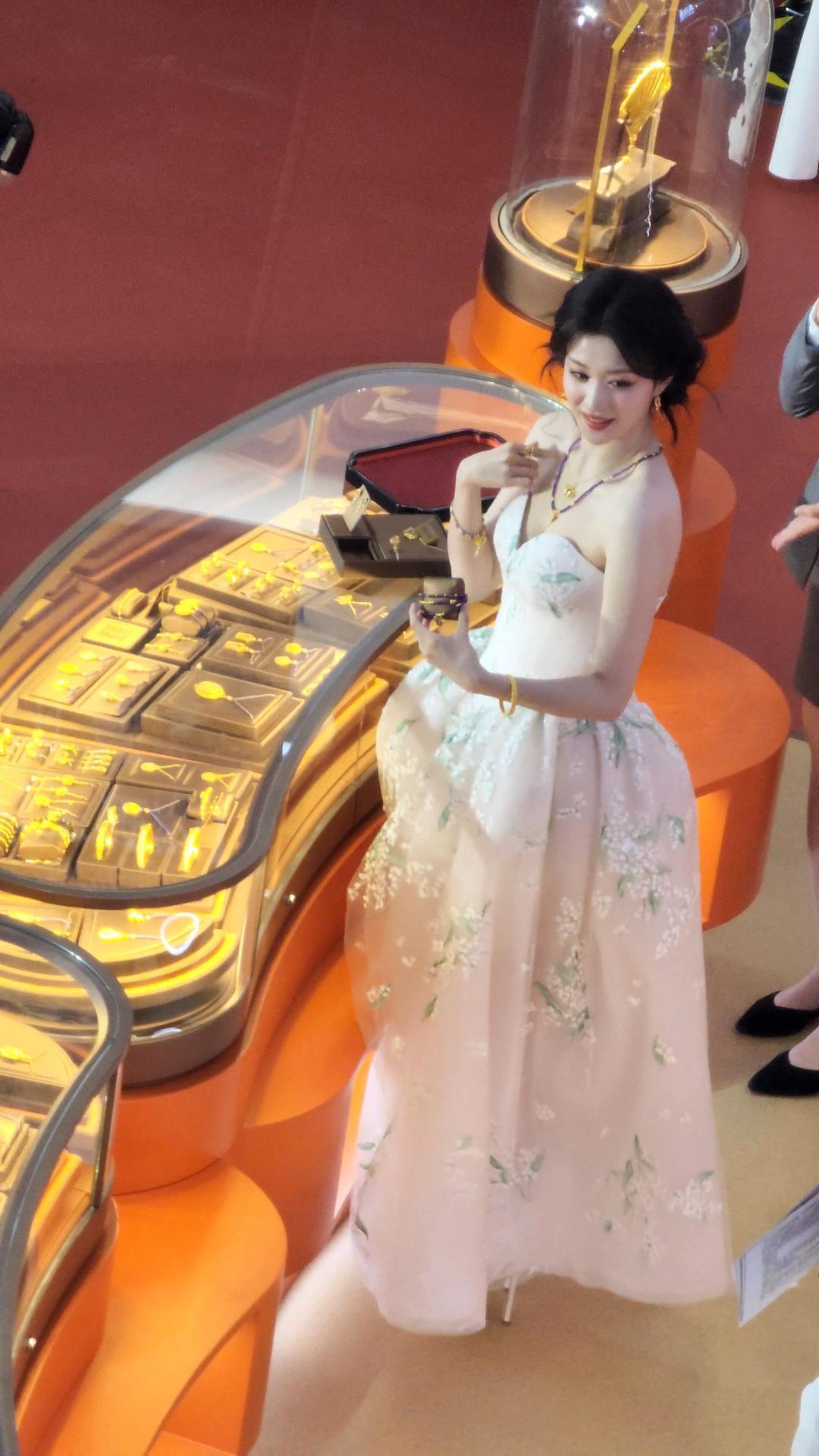 王楚然碎花礼裙，解锁温婉女神范siuf时尚穿搭