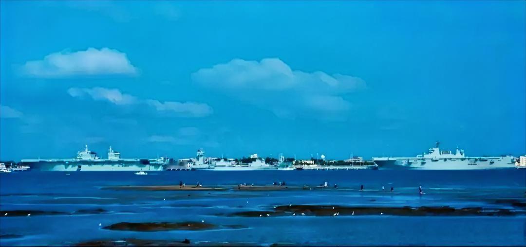 076+075+711型半潜船同框现身，大家注意看画面前景的海滩上还有人在玩耍，