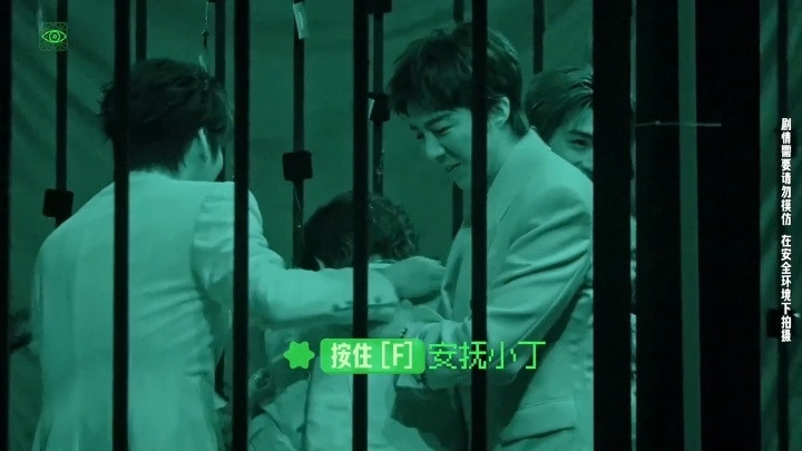 刘宇宁周柯宇下意识保护丁程鑫刘宇宁没白看恐怖片开始推理吧小丁惨惨一跪，两位哥哥