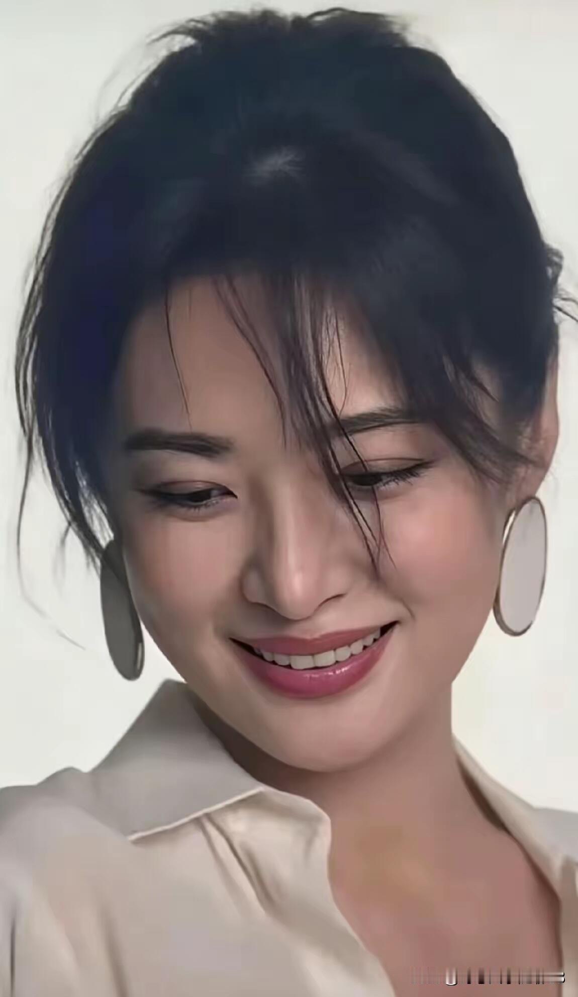 央视第一美女，这颜值和气质绝了，就算是英拉和关之琳来了，也没有她那么漂亮大气。她