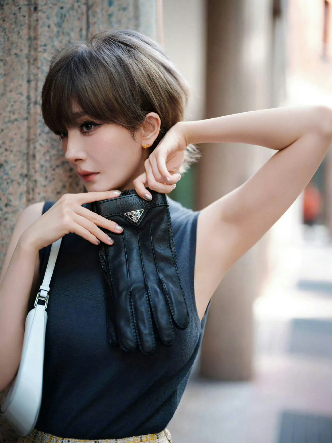 杨幂Prada女王杨幂Prada大秀女王杨幂真的自带女王气场！这头浅棕短发清爽又
