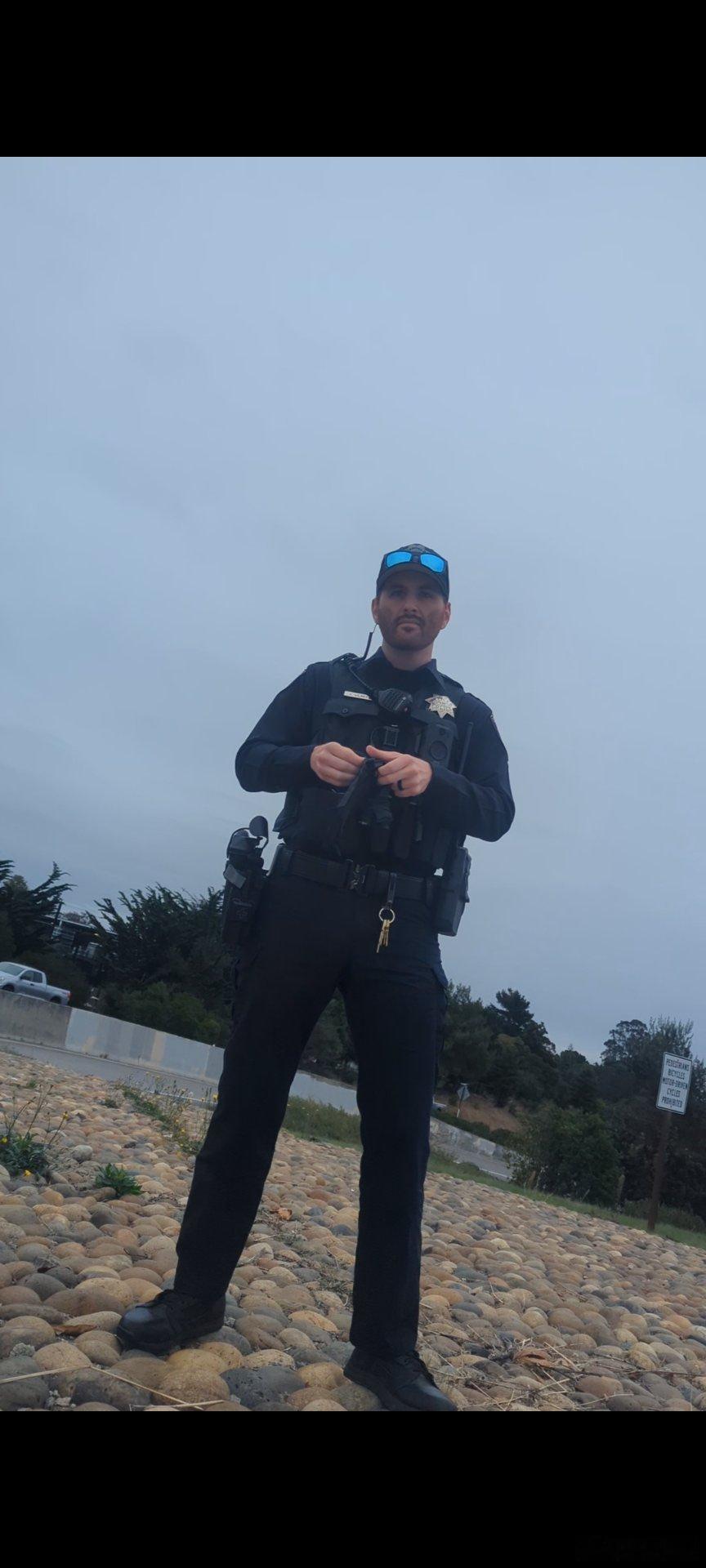 我们都在用力的活着甜甜圈在路边乞讨又被三名美国彪形大汉给截胡了​​​