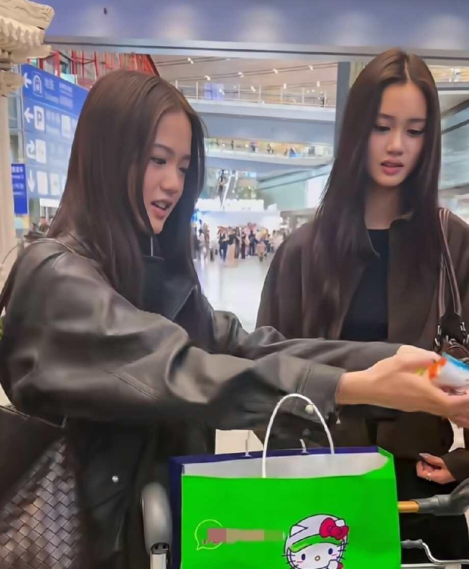 钟丽缇二女儿和小女儿现身机场分享零食，这刚从韩国旅行回来​