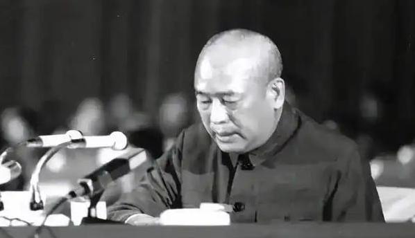 1960年，石油部长余秋里为救大庆油田，请求罗瑞卿派飞机运5吨焊条，却被罗瑞卿怒