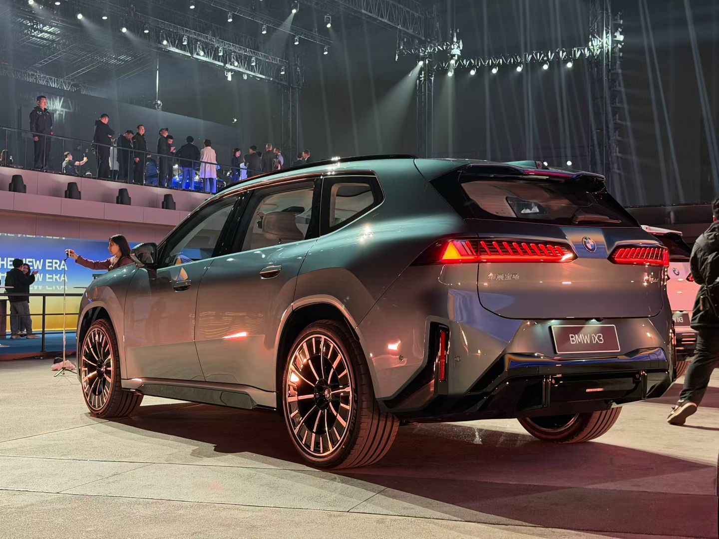 📮宝马今晚办”品牌之夜”，新世代iX3长轴距版全球首发。明天北京车展开幕，这台