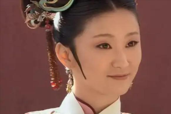 1825年，43岁道光帝一眼看中12岁的表妹博尔济吉特氏，夜夜宠幸。博尔济吉特氏