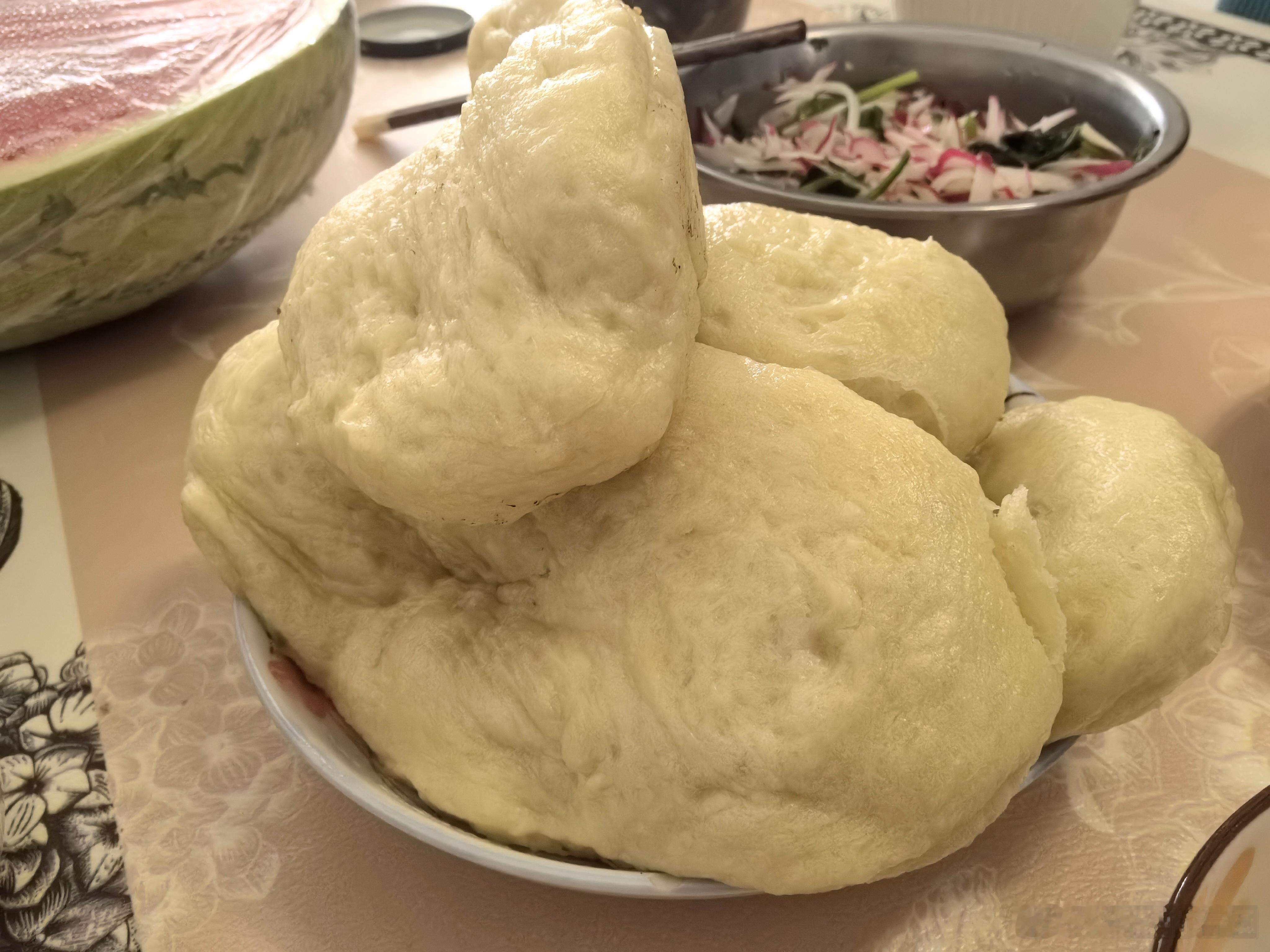 刚进门的时候我妈：吃干豆角炖排骨和蒸饼？我：不想吃，一点儿不饿。菜快熟的时候我：