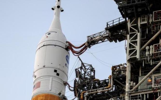 谁都没想到沉寂半个多世纪的月球，突然在深夜迎来惊天动静。美国掐着时间点燃超级