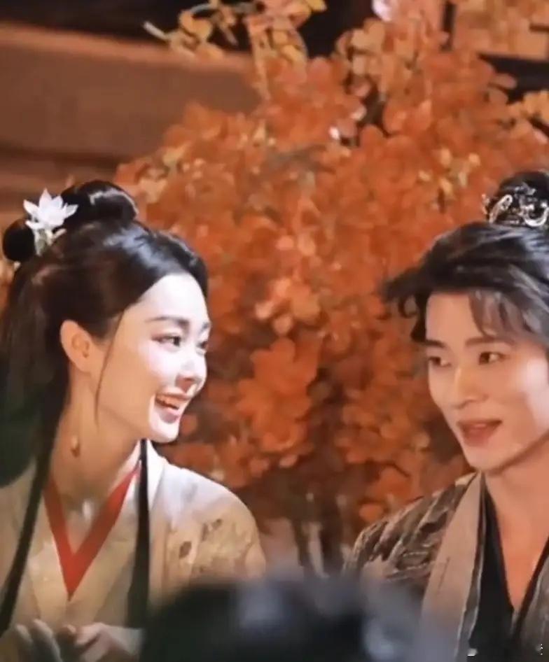 商战这股子“硝烟”又明晃晃地飘起来啦！丞磊和周也主演的《锦月如歌》现在正在腾讯和