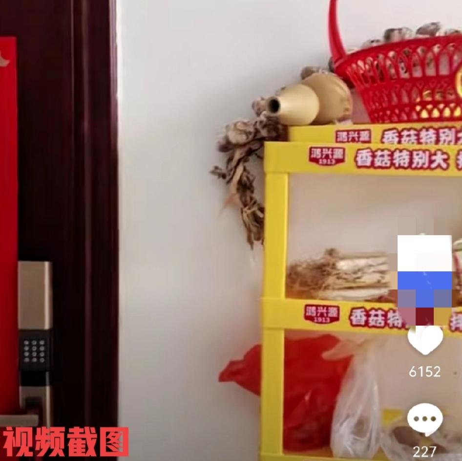 对门邻居在自家门口摆了葫芦。一旁的邻居女子就在自家门上贴了孙悟空,似乎摆开了