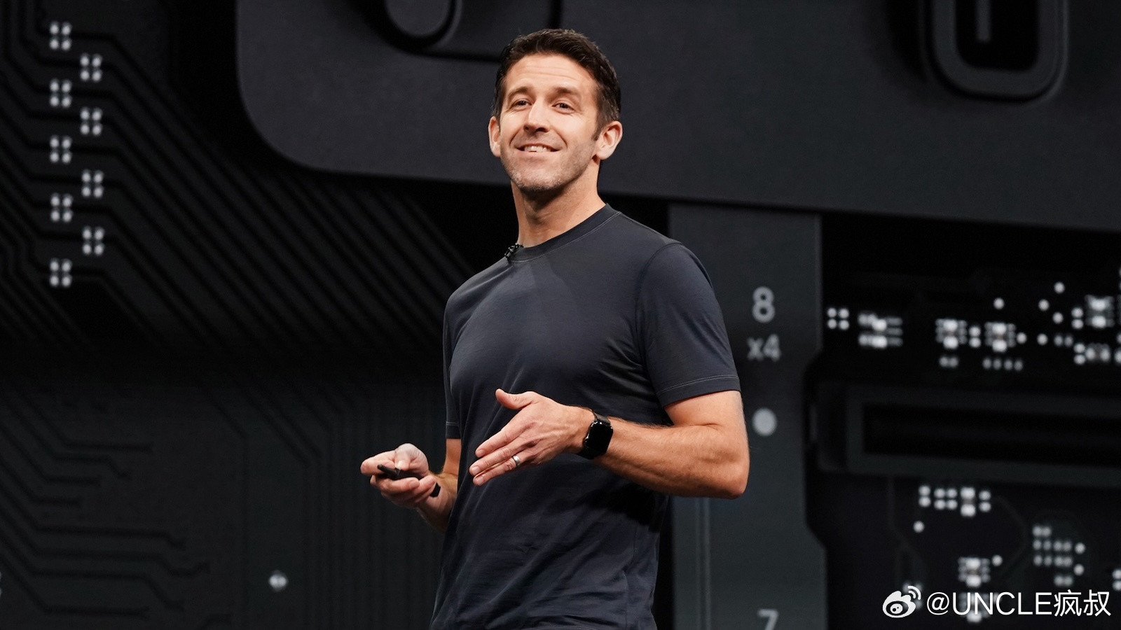 感觉TimCook的交接棒真要给这哥们儿了，他在发布会和媒体的镜头面前出现频率