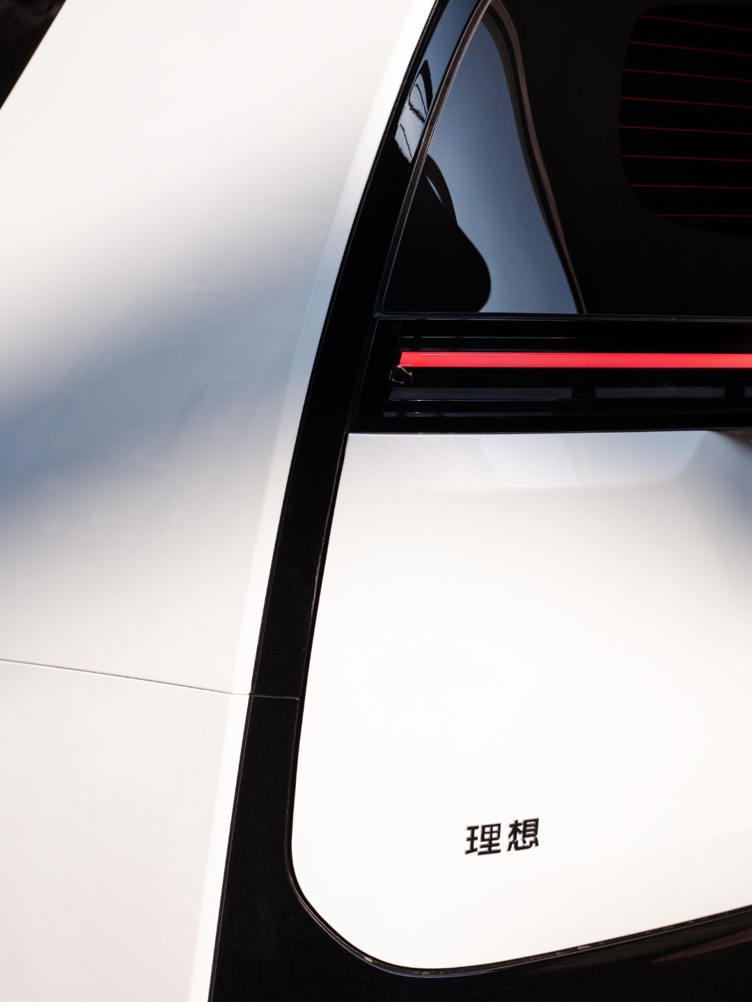 【理想汽车：飞碟轮毂针对新一代MEGA重新设计开发，老款MEGA车型也可安装、10月开放选购】理想汽