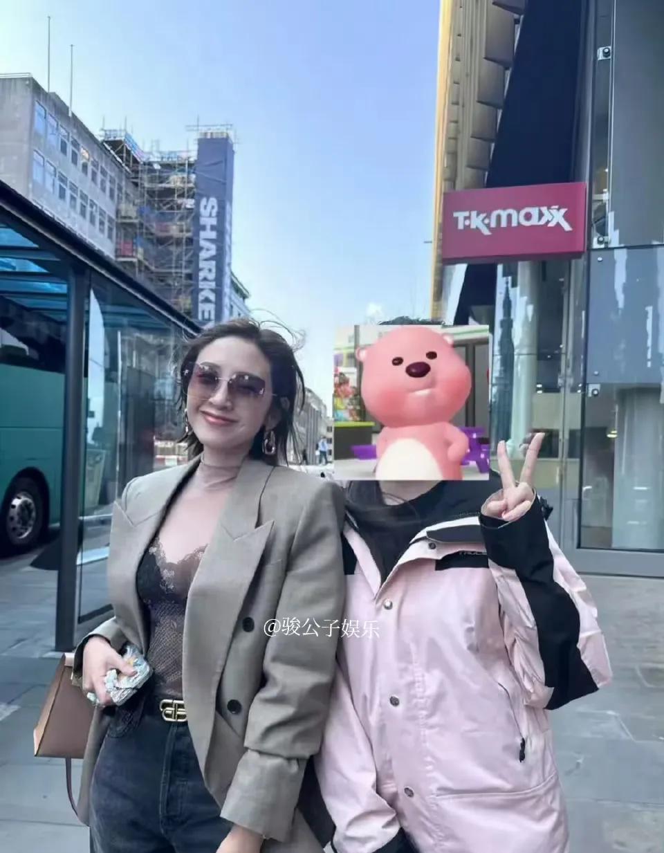 有网友近日在爱丁堡偶遇了张若昀一家，大家纷纷称赞唐艺昕真人比照片上更美，还注意到