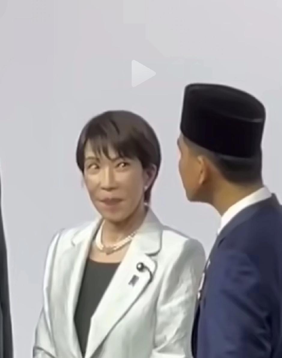 永远也想不到高市的下一个表情是啥，她的眼神“精光四射”，说“八百个心眼儿”都是保