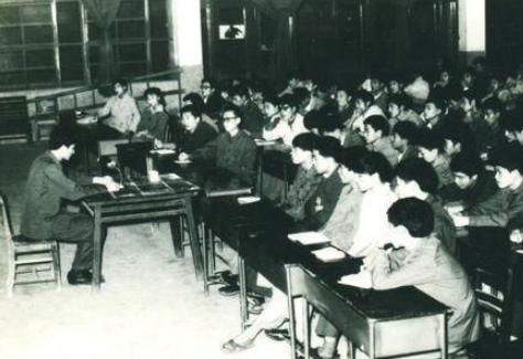 她曾担任原中组部副部长，阻碍平反工作，1977年中央免去职务，被调回：北京二七机