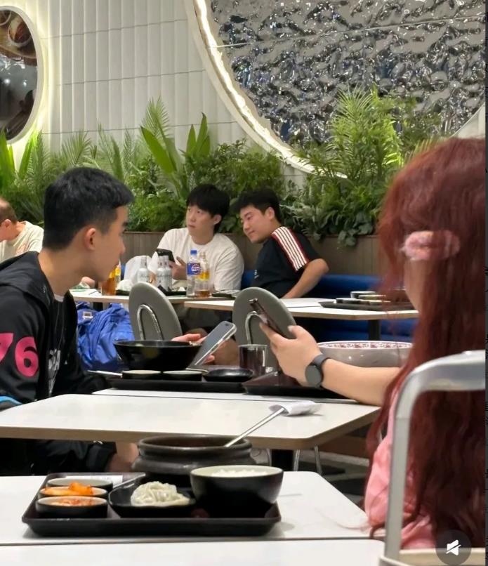 梁甜甜已经习惯性捂嘴了，哈哈。国乒今天要在首尔转机，需要的等四个多小时，国乒队