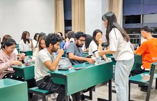 学校让女学生陪留学生上课、吃饭、游玩，说是帮留学生适应环境。女生们不乐意，集体罢
